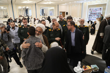 اهدای هدیه رهبر معظم انقلاب به خانواده شهدای اقتدار در همدان