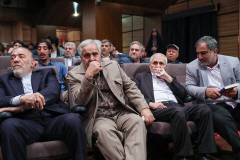 تصاویر/  آیین رونمایی از کتاب «من از کودکی...»