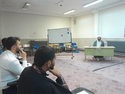 تصاویر/ برگزاری جلسه کانون های علمی در مدرسه علمیه امام باقر (ع) کامیاران