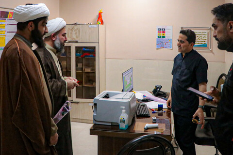 تصاویر/اهدای گل به پرستاران بیمارستان آیت‌الله بهاری توسط مدیر مدرسه علمیه به مناسبت روز پرستار