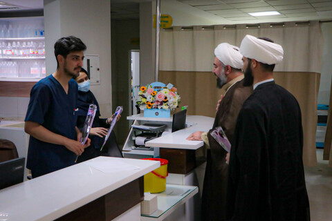 تصاویر/اهدای گل به پرستاران بیمارستان آیت‌الله بهاری توسط مدیر مدرسه علمیه به مناسبت روز پرستار