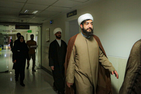 تصاویر/اهدای گل به پرستاران بیمارستان آیت‌الله بهاری توسط مدیر مدرسه علمیه به مناسبت روز پرستار