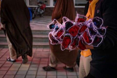 تصاویر/اهدای گل به پرستاران بیمارستان آیت‌الله بهاری توسط مدیر مدرسه علمیه به مناسبت روز پرستار