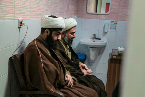 تصاویر/اهدای گل به پرستاران بیمارستان آیت‌الله بهاری توسط مدیر مدرسه علمیه به مناسبت روز پرستار