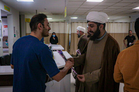 تصاویر/اهدای گل به پرستاران بیمارستان آیت‌الله بهاری توسط مدیر مدرسه علمیه به مناسبت روز پرستار