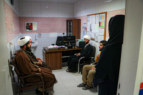 تصاویر/اهدای گل به پرستاران بیمارستان آیت‌الله بهاری توسط مدیر مدرسه علمیه به مناسبت روز پرستار