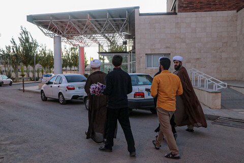 تصاویر/اهدای گل به پرستاران بیمارستان آیت‌الله بهاری توسط مدیر مدرسه علمیه به مناسبت روز پرستار