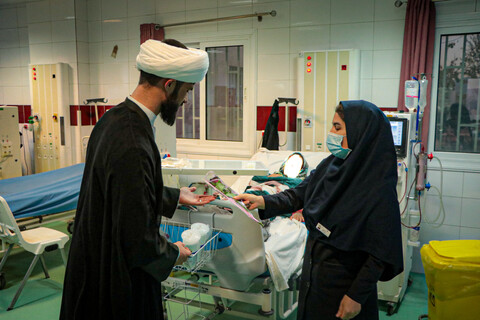 تصاویر/اهدای گل به پرستاران بیمارستان آیت‌الله بهاری توسط مدیر مدرسه علمیه به مناسبت روز پرستار