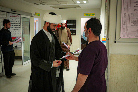 تصاویر/اهدای گل به پرستاران بیمارستان آیت‌الله بهاری توسط مدیر مدرسه علمیه به مناسبت روز پرستار