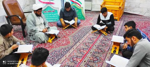 محفل هفتگی انس با قرآن در مدرسه علمیه حضرت ولی‌عصر(عج) انار
