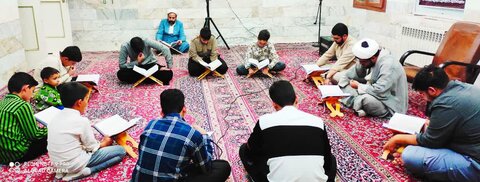 محفل هفتگی انس با قرآن در مدرسه علمیه حضرت ولی‌عصر(عج) انار
