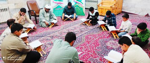 محفل هفتگی انس با قرآن در مدرسه علمیه حضرت ولی‌عصر(عج) انار
