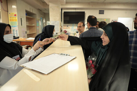 به مناسبت میلاد حضرت زینب(س):تجلیل از پرستاران بیمارستان حضرت معصومه(س)با حضور خادمان حرم مطهر حضرت موسی مبرقع(ع)