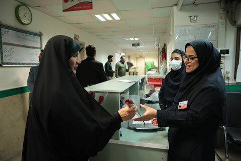 به مناسبت میلاد حضرت زینب(س):تجلیل از پرستاران بیمارستان حضرت معصومه(س)با حضور خادمان حرم مطهر حضرت موسی مبرقع(ع)