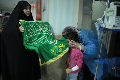 به مناسبت میلاد حضرت زینب(س):تجلیل از پرستاران بیمارستان حضرت معصومه(س)با حضور خادمان حرم مطهر حضرت موسی مبرقع(ع)