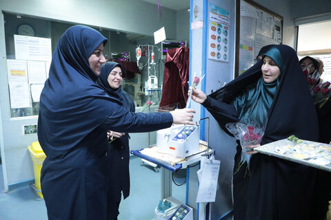 به مناسبت میلاد حضرت زینب(س):تجلیل از پرستاران بیمارستان حضرت معصومه(س)با حضور خادمان حرم مطهر حضرت موسی مبرقع(ع)