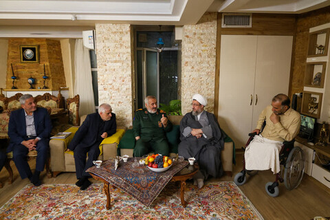 تصاویر | عیادت امام جمعه تبریز از جانبازان سرافراز دفاع مقدس