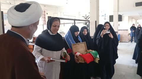 تصاویر/ تقدیر از پرستاران ماهان با حضور امام جمعه و مسئولین مدرسه علمیه الزهرا(س)