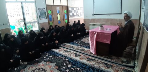 تصاویر/ جلسه هفتگی اخلاق در مدرسه علمیه الزهرا(س) ماهان
