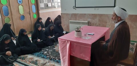 تصاویر/ جلسه هفتگی اخلاق در مدرسه علمیه الزهرا(س) ماهان