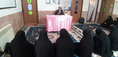 تصاویر/ جلسه هفتگی اخلاق در مدرسه علمیه الزهرا(س) ماهان