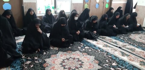 تصاویر/ جلسه هفتگی اخلاق در مدرسه علمیه الزهرا(س) ماهان