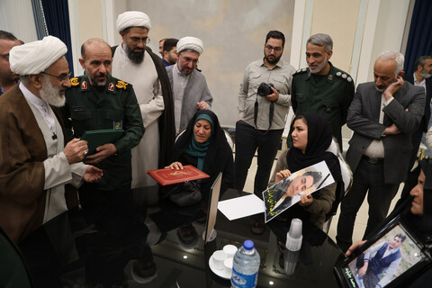 تصاویر / تجلیل از خانواده‌های شهدای جنگ تحمیلی 12 روزه در همدان