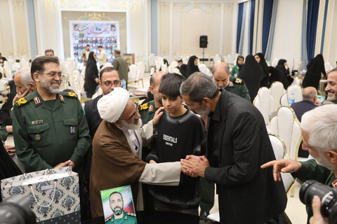 تصاویر / تجلیل از خانواده‌های شهدای جنگ تحمیلی 12 روزه در همدان