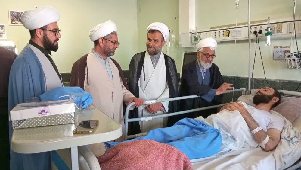 عیادت جمعی از مسئولان آران و بیدگل از معلمان حادثه‌دیده در سانحه رانندگی