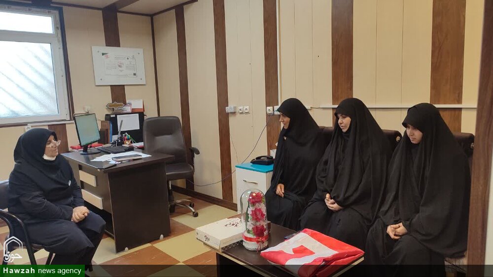 دیدار کادر مدرسه علمیه فاطمیه کارون با پرستاران و بیماران بیمارستان سینا