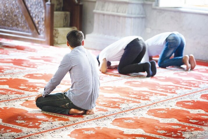 নামাজের সময় ভয় পেয়ে চারপাশে তাকালে কি নামাজ বাতিল হয়ে যায়?