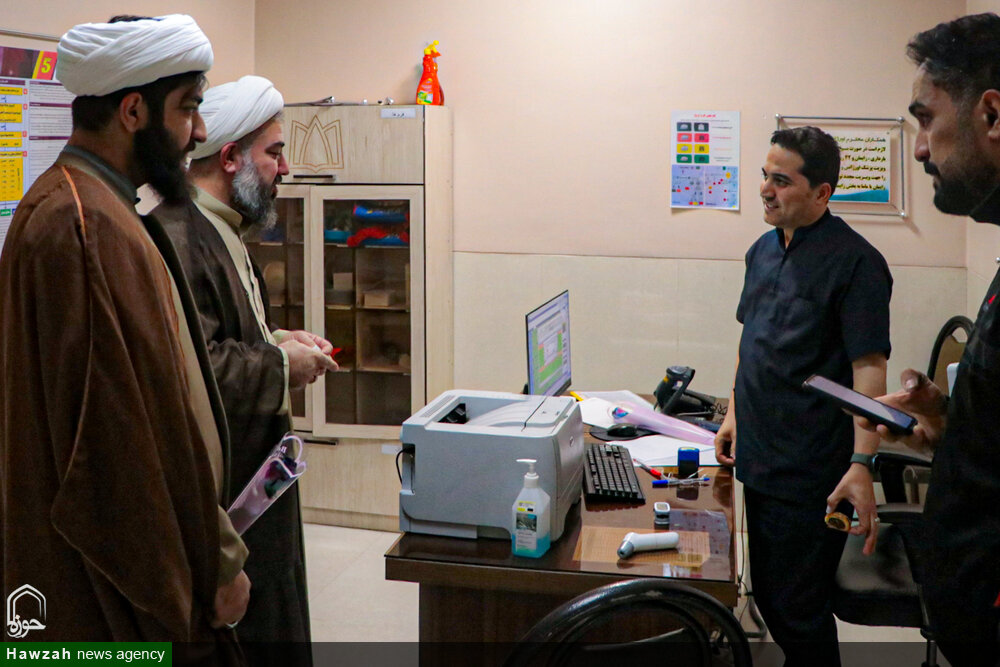 تصاویر/ اهدای گل به پرستاران بیمارستان آیت‌الله بهاری توسط مدیر مدرسه علمیه به مناسبت روز پرستار