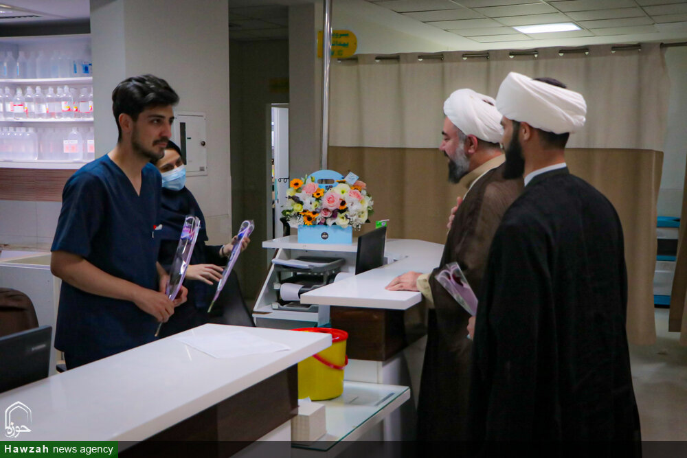 فیلم| اهدای گل به پرستاران بیمارستان آیت‌الله بهاری توسط مدیر مدرسه علمیه به مناسبت روز پرستار