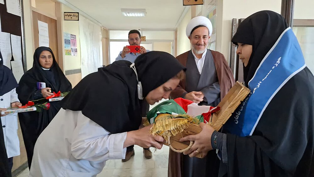 تصاویر/ تقدیر از پرستاران ماهان با حضور امام جمعه و مسئولین مدرسه علمیه الزهرا(س)