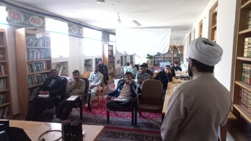 نشست توجیهی طرح مطالعاتی آثار شهید مطهری در مدرسه علمیه امام خمینی(ره) بردسیر برگزار شد+عکس