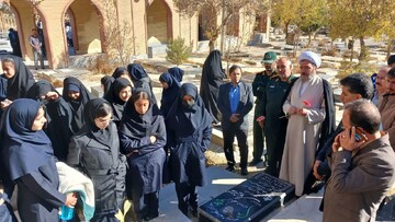 تصاویر/ غبار روبی مزار شهدای بیجار مناسبت روز بسیج دانش آموزی