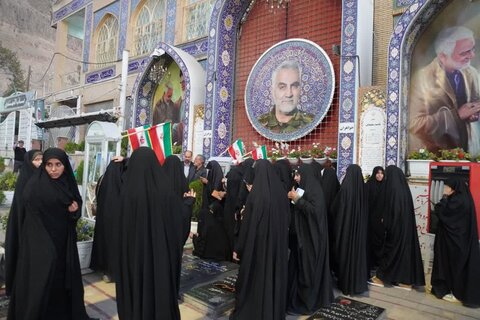 تصاویر/ تجدید میثاق طلاب جدیدالورود مدارس علمیه خواهران استان کرمان در گلزار شهدای کرمان