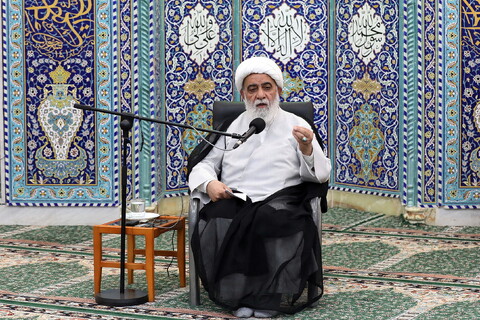 درس اخلاق آیت الله شب زنده دار در مدرسه علمیه فیضیه