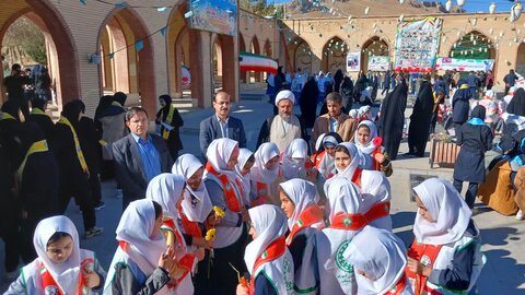 تصاویر/غبار روبی مزار شهدای بیجار مناسبت روز بسیج دانش آموزی