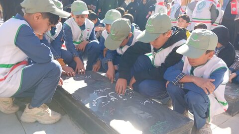 تصاویر/غبار روبی مزار شهدای بیجار مناسبت روز بسیج دانش آموزی