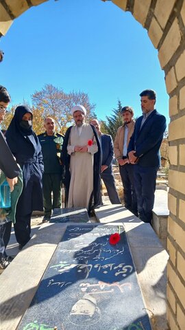 تصاویر/غبار روبی مزار شهدای بیجار مناسبت روز بسیج دانش آموزی