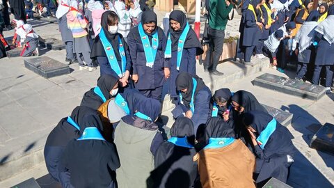 تصاویر/غبار روبی مزار شهدای بیجار مناسبت روز بسیج دانش آموزی