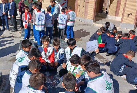 تصاویر/غبار روبی مزار شهدای بیجار مناسبت روز بسیج دانش آموزی