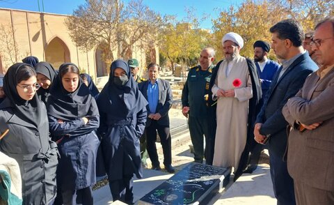 تصاویر/غبار روبی مزار شهدای بیجار مناسبت روز بسیج دانش آموزی