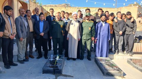 تصاویر/غبار روبی مزار شهدای بیجار مناسبت روز بسیج دانش آموزی