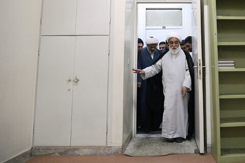 بازدید آیت الله شب زنده دار از مدرسه دروس آزاد طلاب در فیضیه
