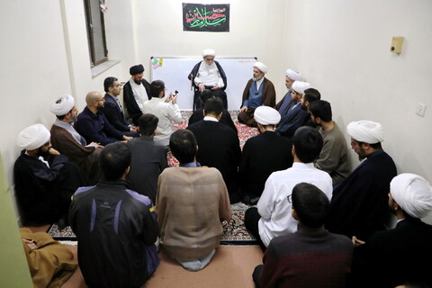 بازدید آیت الله شب زنده دار از مدرسه دروس آزاد طلاب در فیضیه
