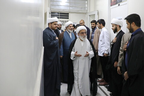 بازدید آیت الله شب زنده دار از مدرسه دروس آزاد طلاب در فیضیه
