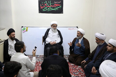 بازدید آیت الله شب زنده دار از مدرسه دروس آزاد طلاب در فیضیه
