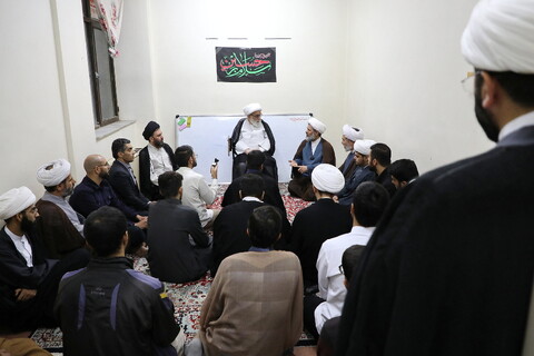 بازدید آیت الله شب زنده دار از مدرسه دروس آزاد طلاب در فیضیه
